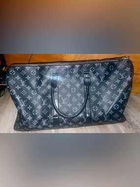 Fashion black duffle bag.